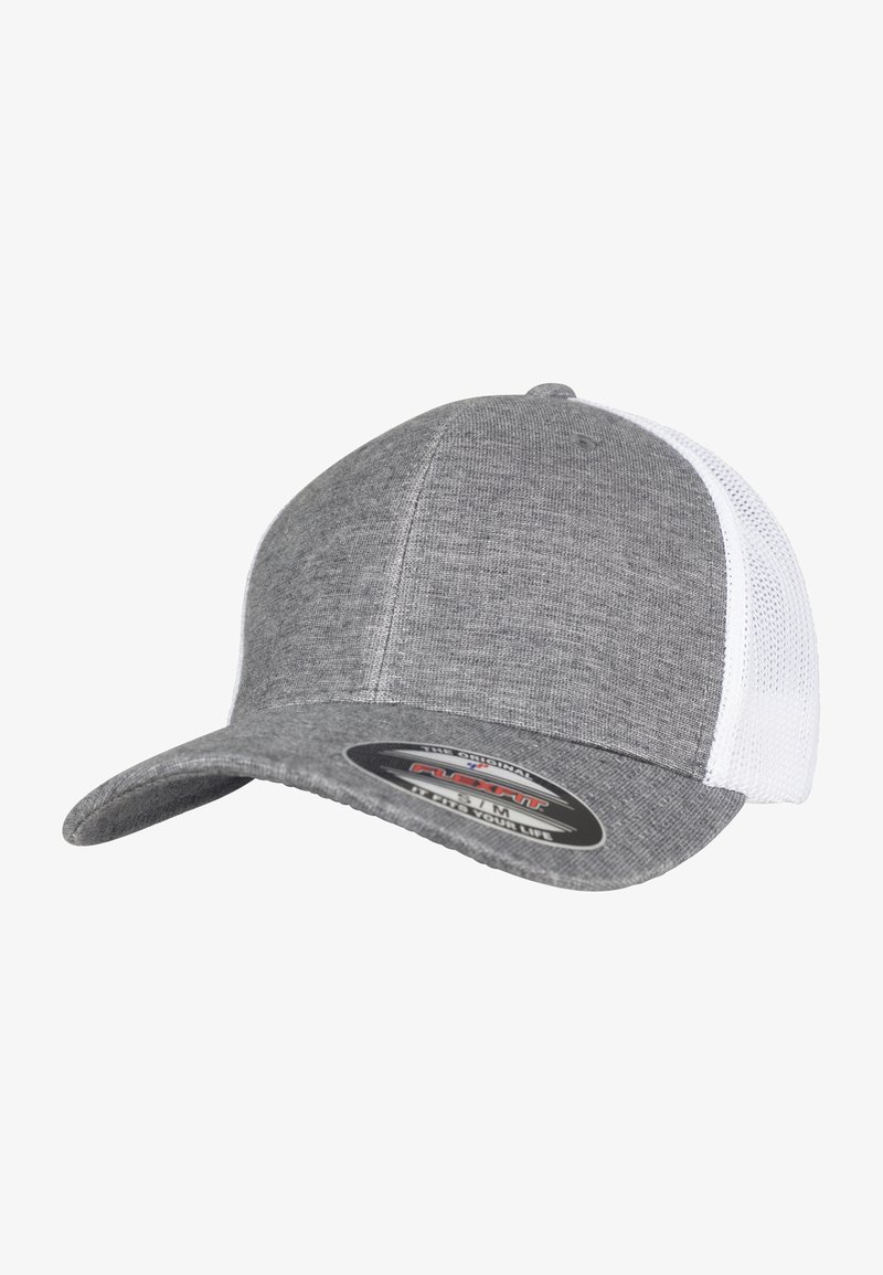 Grå caps med buet skygge, gråt stoff foran og hvit netting bak. Har et Flexfit-merke på innsiden av skyggen.