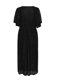 Fekete csipkeborítású ruha rövid hullámos ujjakkal, elasztikus derékkal és könnyed siluettal, amely bonyolult virágmintákkal díszített az anyagon.