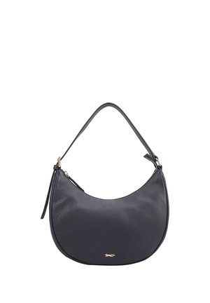 Sac à main en cuir noir en forme de croissant, avec une seule bandoulière, un petit logo doré à l'avant, une fermeture éclair et un design minimaliste.