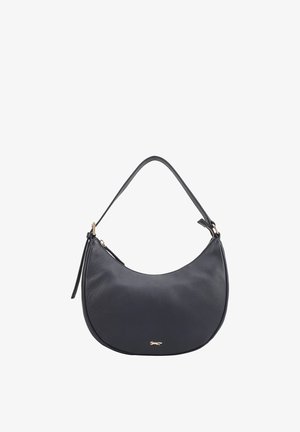Zwarte leren handtas in halvemaanvorm met enkele schouderband, klein gouden logo aan de voorkant, ritssluiting en minimalistisch ontwerp.
