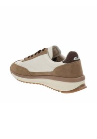 Sneaker marroni e crema con una tomaia in suede e pelle, suola in gomma testurizzata e lacci a contrasto con un logo sul tallone.