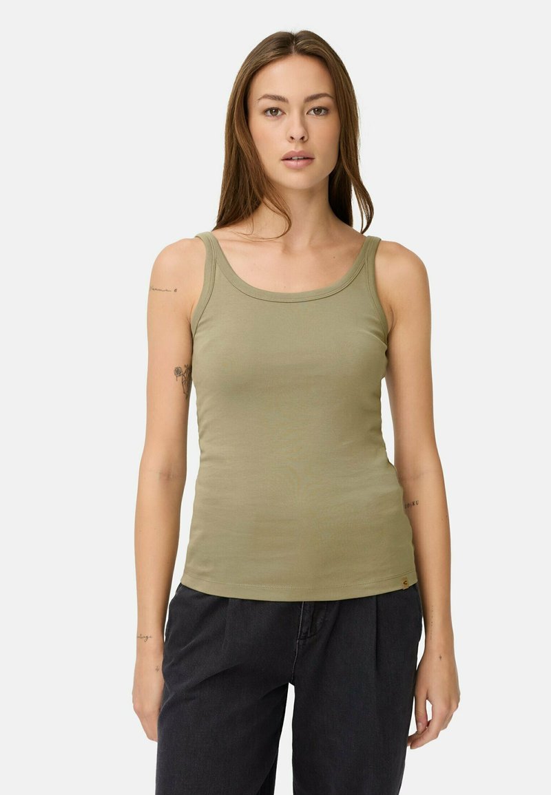 Oliven grøn tanktop med ribbet tekstur og brede stropper, der har en tilpasset pasform. Parret med højtaljede sorte bukser.