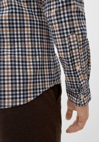 Geklede shirt in navy, wit en bruin, van katoen, met lange mouwen en knoopmanchetten, en een afgeronde onderrand.