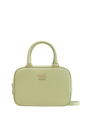 Zielona torebka ze skóry o fakturowanej powierzchni, wyposażona w złote okucia, prostokątny kształt, podwójne uchwyty oraz odpinany pasek. Na przedniej części widoczne jest tłoczone logo.