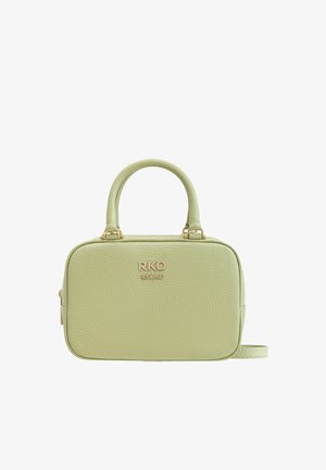 Zöld, texturált bőr kézitáska arany színű hardverrel, téglalap alakú, dupla fogantyúval és levehető pánttal. Elöl dombornyomott logóval.