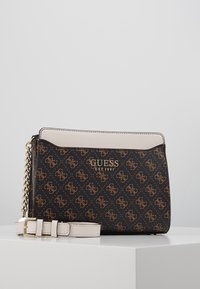 Kabelka s černobéžovým vzorem, zlatými doplňky a řetízkem; hladká kůže, obdélníkový tvar a logo detail na přední straně.