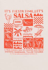 Witte stof met levendige rode ontwerpen, waaronder cactussen, chilipepers, tropische elementen en de tekst "Het is Fiesta Tijd, Laten We Salsa".