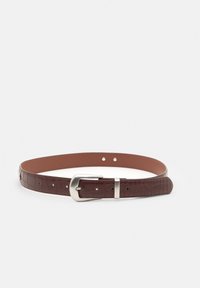 Bruine leren riem met een krokodillenstructuur, verstelbaar met een zilveren metalen gesp en meerdere gaatjes voor de juiste maat.