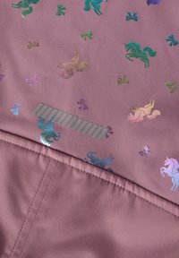 Lila Stoff mit einem verspielten Muster aus Einhörnern und Schleifen in schillernden Farben. Glatte Textur mit einem kontrastierenden Saumdetail.