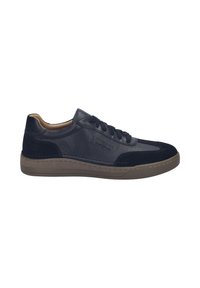 Baskets en cuir et suède noir avec semelle en caoutchouc marron et lacets noirs présentées de côté sur fond blanc.