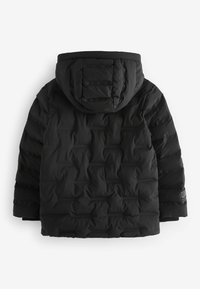 Giubbotto piumino nero con cappuccio, caratterizzato da una texture trapuntata, polsini elasticizzati e un dettaglio del logo sulla manica sinistra. Materiale sintetico morbido.
