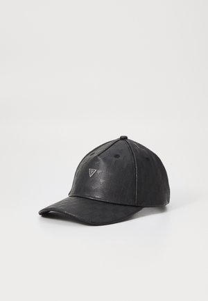 Casquette de baseball Guess noire à motif, avec une visière courbée et un petit logo métallique triangulaire sur le panneau avant, sur fond blanc uni.