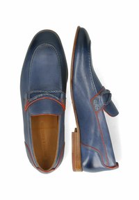 Mocasines de piel azul con acentos de costura roja, puntera redondeada, tacón plano y detalle de correa lateral. Textura suave con un acabado pulido.