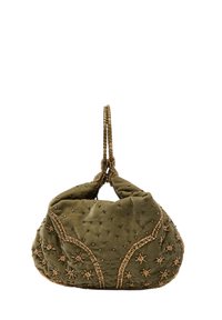 Olivgrön sammetsväska med en vadderad design, prydd med guldpärlor och blommig broderi, med ett flätat handtag.