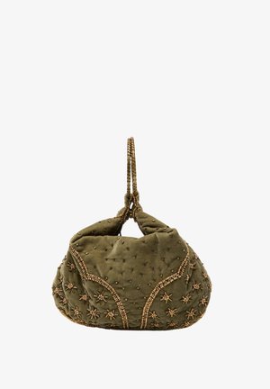 Sac à main en velours vert olive au design rembourré, orné d'accents de perles dorées et de broderies florales, avec une poignée tressée.