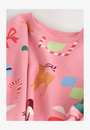 Pull rose arborant des motifs ludiques, comprenant des cannes en sucre d'orge, des formes géométriques et un renne. Confectionné en tissu doux avec un col en maille côtelée.