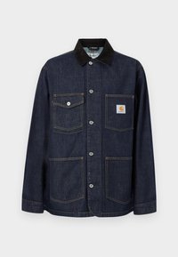 Σκούρο μπλε τζιν μπουφάν με μαύρο γιακά, τέσσερις εμπρόσθιες τσέπες, συμπεριλαμβανομένης μιας με το λογότυπο Carhartt, και κουμπιά κατά μήκος του κέντρου για κλείσιμο.