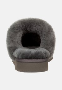 Pantofole grigie con un interno morbido e peloso, schienale arrotondato e texture esterna soffice. Presentano una suola robusta e un design senza cuciture per il massimo comfort.