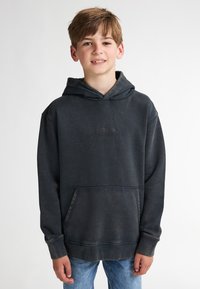 Donkergrijze hoodie gemaakt van een zachte stof, met een voorzak, ribgebreide manchetten en een subtiel logo in het midden.