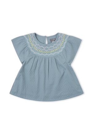 Vestido de bebé azul claro con mangas cortas y canesú bordado multicolor en patrones de zigzag en blanco, amarillo y púrpura.