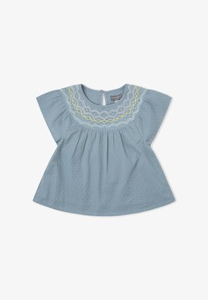 Vestido de bebé azul claro con mangas cortas y canesú bordado multicolor en patrones de zigzag en blanco, amarillo y púrpura.