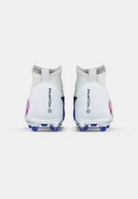 Ζευγάρι λευκών ποδοσφαιρικών μποτών ψηλού σχεδιασμού με μπλε και ροζ λεπτομέρειες, που φαίνονται από πίσω, με το λογότυπο "PHANTON" στις φτέρνες.