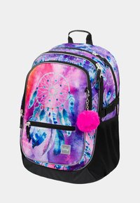 Zaino viola e rosa con un design di un catturatore di sogni, caratterizzato da motivi di piume e un pompon rosa soffice. Include una tasca anteriore e un lato in mesh.
