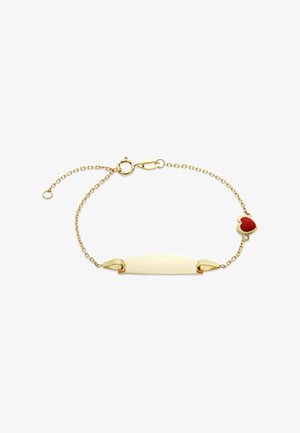 Feines Armband mit einer Goldkette, einer blanken rechteckigen Platte und einem kleinen roten Herzanhänger in der Nähe des Verschlusses auf weißem Hintergrund.