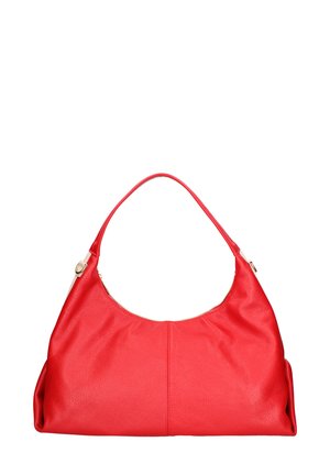 Sac à main en cuir rouge avec une texture douce, une poignée courbée et un design décontracté. Présente des surpiqûres discrètes et un profil minimaliste.