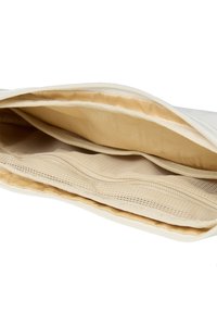 Krémová látková taška s hladkým povrchem, obsahující béžovou podšívku a několik přihrádek. Zip je umístěn nahoře.
