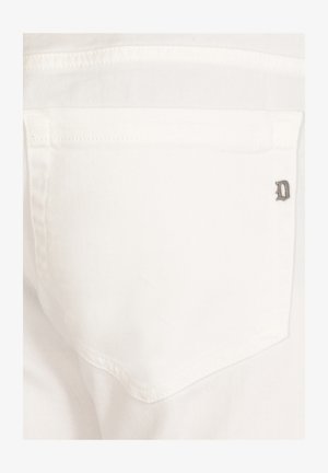 Prato di denim bianco in primo piano con una tasca posteriore caratterizzata da un bordo cucito in modo sottile e un piccolo accento metallico che rappresenta la lettera "D."