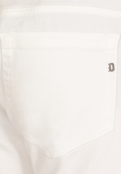 Prato di denim bianco in primo piano con una tasca posteriore caratterizzata da un bordo cucito in modo sottile e un piccolo accento metallico che rappresenta la lettera "D."