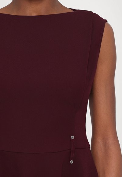 Stine Goya SLEEVELESS BOAT NECK MIDI DRESS - Cocktailkjole - aubergine