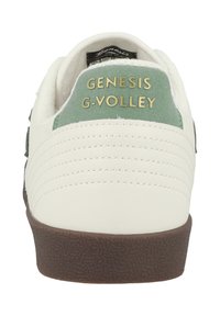 Sneaker in pelle bianca con accenti in suede verde. Presenta strisce cucite lateralmente e il marchio in oro embossato "GENESIS G-VOLLEY" sul tallone.