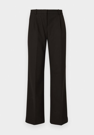 Crne ravne hlače izrađene od tkanine, s ravnim prednjim dijelom, dva prednja džepa i petljama za remen.