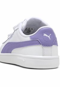 Sneaker bianca con accenti lavanda, caratterizzata da una finitura liscia, pannello laterale testurizzato e dettaglio del logo sul tallone. Design con lacci.