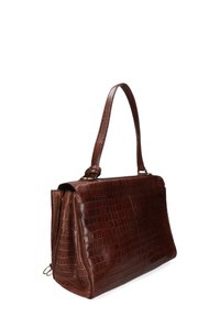 Sac à main en cuir marron foncé avec texture crocodile, de forme rectangulaire, doté d'une seule sangle pour l'épaule et d'un rabat pliable, présenté sous un léger angle latéral.