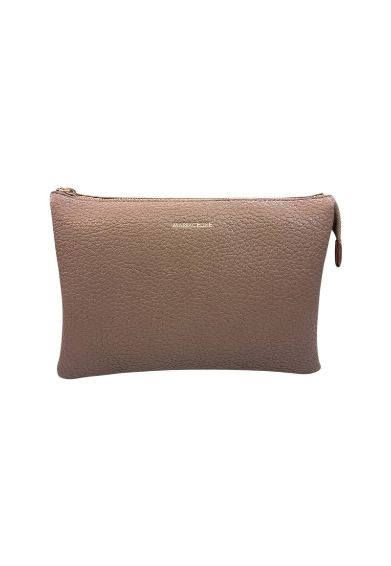Pochette in pelle marrone con texture e chiusura con zip. Presenta un logo sobrio impresso sul davanti, offrendo un design elegante e minimalista.