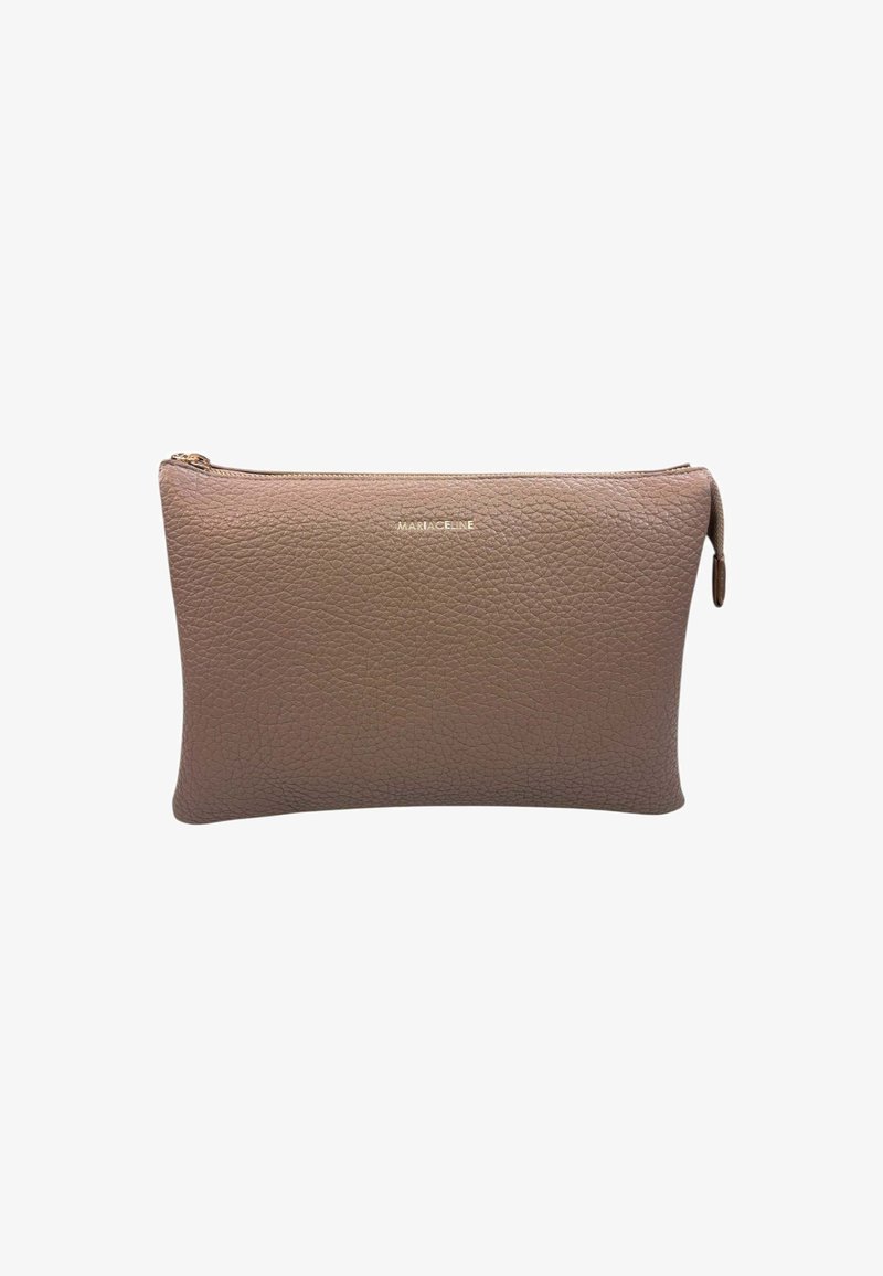 Pochette in pelle marrone con texture e chiusura con zip. Presenta un logo sobrio impresso sul davanti, offrendo un design elegante e minimalista.