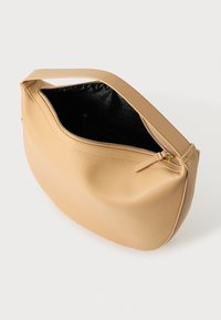 Borsa a mano in pelle beige con superficie testurizzata, chiusura a zip e una sola maniglia. Interno foderato in tessuto nero con motivo a logo.