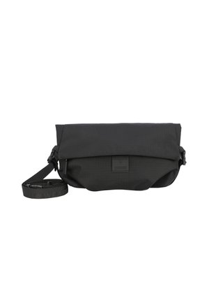 Borsa a tracolla nera realizzata in tessuto testurizzato, con chiusura a pattina, tracolla regolabile e un'etichetta rettangolare sulla parte anteriore.