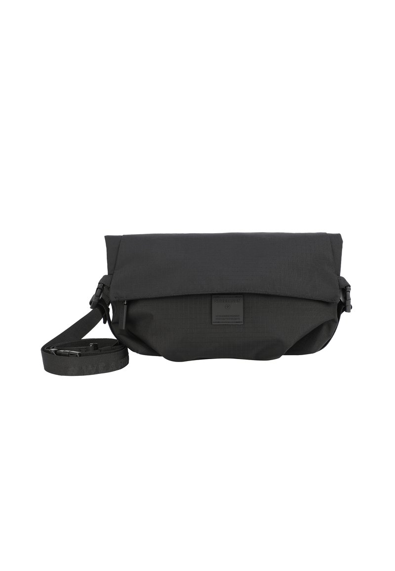 Borsa a tracolla nera realizzata in tessuto testurizzato, con chiusura a pattina, tracolla regolabile e un'etichetta rettangolare sulla parte anteriore.