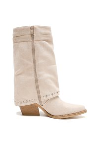 Botas de tobillo beige de ante sintético, con punta redondeada, cremallera lateral y tachuelas decorativas plateadas a lo largo del dobladillo. Tacón bajo apilado.