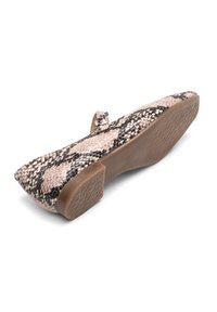 Chaussure plate avec imprimé serpent marron, petit talon bloc, semelle en caoutchouc et fine bride à boucle sur le cou-de-pied.