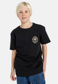 Zwarte katoenen t-shirt met een ronde halslijn en korte mouwen, voorzien van een ronde logo in beige op de linkerkant van de borst.