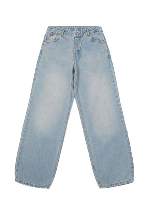 Jeans de mezclilla azul claro con un diseño holgado de pierna recta. Sus características incluyen un cierre de botón, cinco bolsillos y un leve desgastado en todo el tejido.