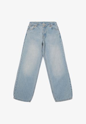 Helle blue Jeans aus Denim mit einem lockeren, geraden Schnitt. Merkmale sind ein Knopfverschluss, fünf Taschen und dezente Verfärbungen im gesamten Design.