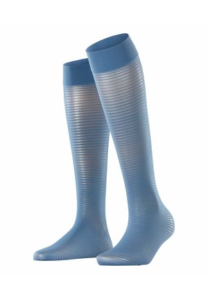 Kniehoge sokken in lichtblauw met horizontale strepen, gemaakt van glanzend materiaal, een gladde textuur, en versterkte toppen voor duurzaamheid.