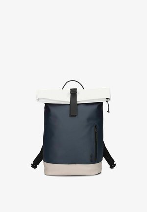 Zaino a roll-top blu navy e bianco con fibbia nera, tasca laterale con cerniera e spallacci regolabili su sfondo bianco.