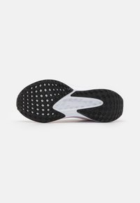 Nike Performance QUEST 6 - Tekaški copati za cesto - photon dust/dark raisin/hot punch/white/crimson tint